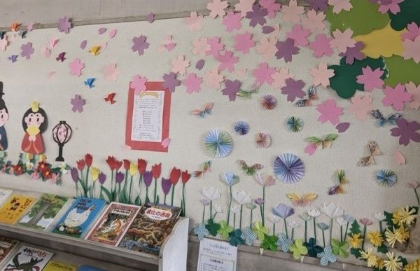 【図書サークル】図書室廊下 春の装飾